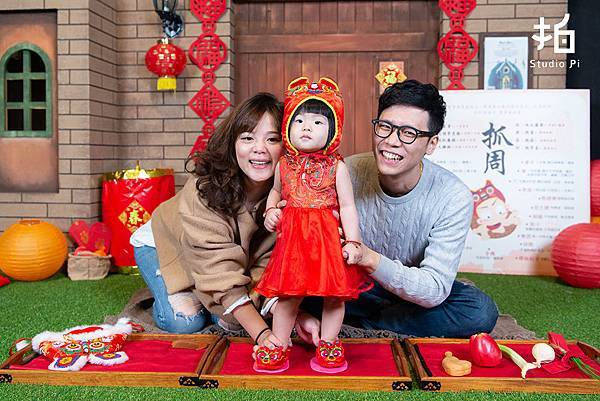【抓周】女寶寶抓周紀錄寫真-大家庭抓周全體出動-拍拍紀錄事務所 抓周,抓週,台中抓周,台中抓週,台中抓周拍照,抓週寫真,抓周寫真,抓週儀式,抓周儀式,台中抓周推薦,台中抓週推薦,拍拍抓周,拍拍抓週,抓周紀念,抓週紀念,抓週紀錄,抓周紀錄,周歲,週歲,滿周歲,滿週歲,抓周場地,抓週場地,抓周道具,抓週道具,慶生,周歲派對,虎衣虎帽,玩劇島,拍拍紀錄事務所