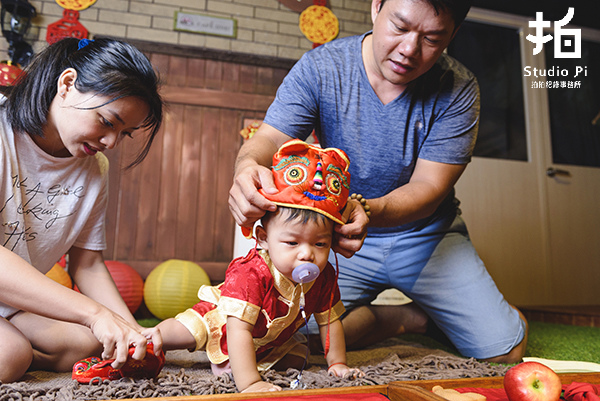 【抓周】男寶寶抓周紀錄寫真-給寶貝的美好祝福-拍拍紀錄事務所 抓周,抓週,台中抓周,台中抓週,台中抓周拍照,抓週寫真,抓周寫真,抓週儀式,抓周儀式,台中抓周推薦,台中抓週推薦,拍拍抓周,拍拍抓週,抓周紀念,抓週紀念,抓週紀錄,抓周紀錄,周歲,週歲,滿周歲,滿週歲,抓周場地,抓週場地,抓周道具,抓週道具,慶生,周歲派對,虎衣虎帽,玩劇島,拍拍紀錄事務所,拍拍,小村日和抓周,小村日和,小夫妻抓周,苗栗抓周,彰化抓周,收涎,收涎寫真,南投抓周,中部抓周