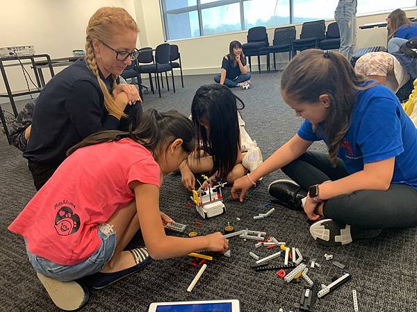 UIL 聯合語言學院為多所公私立中小學指定的語言中心