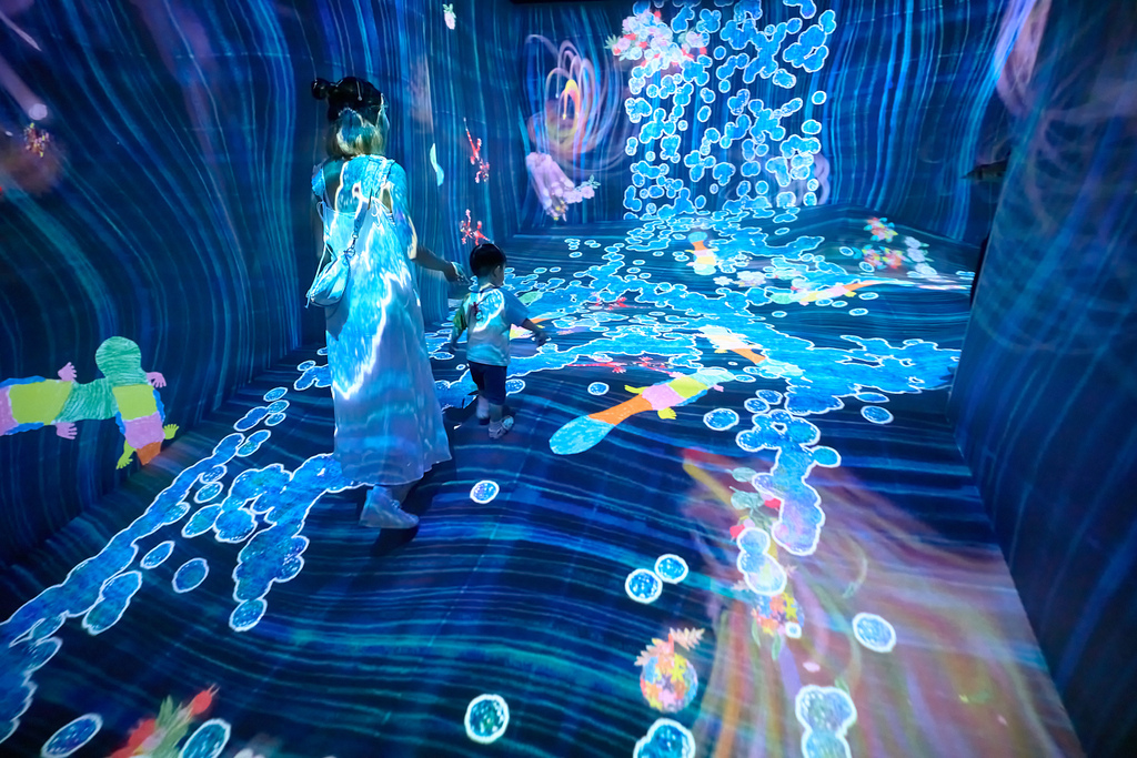 《點滴瀑布，小水滴也會形成大浪潮》“teamLab 共創！未來園”, 國立臺灣科學教育館，台北 © teamLab.jpg.jpeg