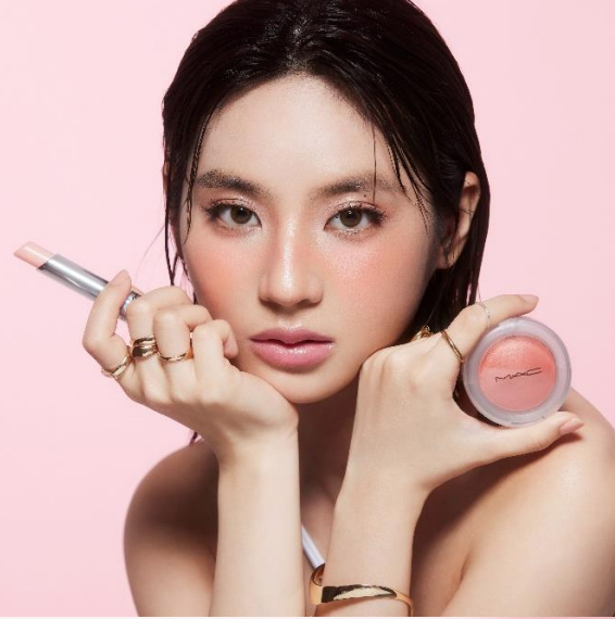 M·A·C GLOWPLAY超漾光系列，超漾光幻色嫩唇冻 /