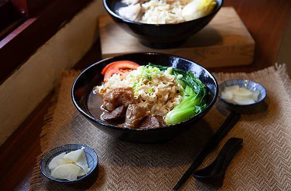 03_继推出四款大受欢迎的眷村风味套餐，宣布眷村系列回归后，即日起推出两款极具故事性的暖心面食：《半筋半肉番茄牛肉面》与《元盅鸡汤面》