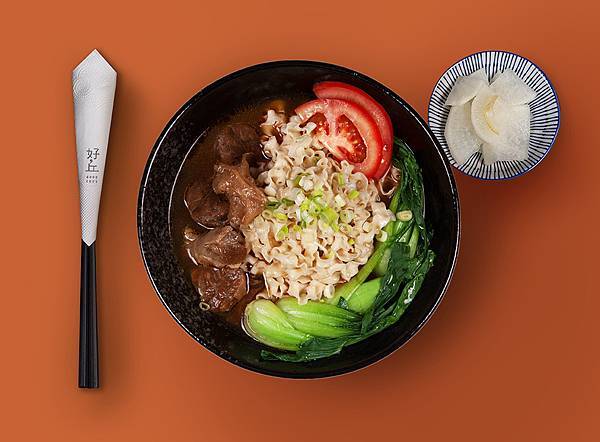 01_《半筋半肉番茄牛肉面》份量十足、大碗上桌，适合饥肠辘辘时大快朵颐