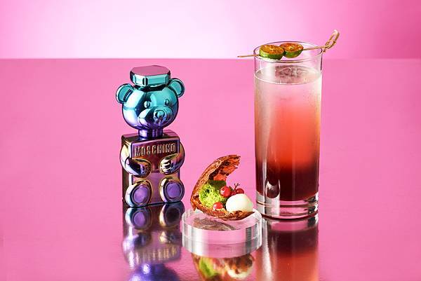 【台北W饭店新闻附图2】研发灵感源自MOSCHINO PARFUM「珍珠熊女性淡香精」（左），精致甜点「杏仁贝壳、柠檬珍珠」（中）将海洋中的珍宝具象化，与取自香氛主调茉莉花的渐层色系调酒「Bear Pearl」（右）。