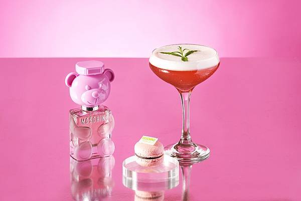 【台北W饭店新闻附图3】洋溢青春活力的MOSCHINO PARFUM「泡泡熊女性淡香水」（左），映衬瓶身化作梦幻粉色系「黑醋栗甘纳许马卡龙」（中），搭配女孩们难以抗拒的水蜜桃果香风味调酒「Bear Bubble」（右）。