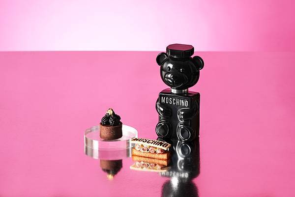 【台北W饭店新闻附图5】MOSCHINO PARFUM「TOY BOY淡香精」（右）主要为男性打造，「黑莓柑曼怡巧克力塔」（左）犹如一身黑装的神秘绅士，咸点「塞拉诺松露薯塔」（中）则以浓郁的荳蔻味仿真香氛前调。
