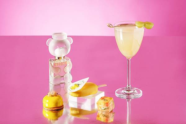 【台北W饭店新闻附图4】风格多变的MOSCHINO PARFUM「熊芯未泯2女性淡香精」（左2），延伸而成甜点「茉莉苹果柑橘慕斯塔」（左1）、「柠檬起司冰棍慕斯」（左3）、咸点「紫苏醋栗熏鲑冻」（左4）、无酒精调饮「Bear Toy」（右）。