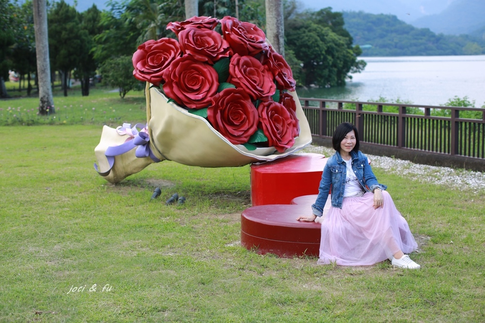 大埔情人公園玫瑰戀愛島心型拱門玫瑰花束香水明信片相框曾文水庫湖畔打卡好浪漫 嘉義景點大埔遊客資訊站 愛作夢的貓