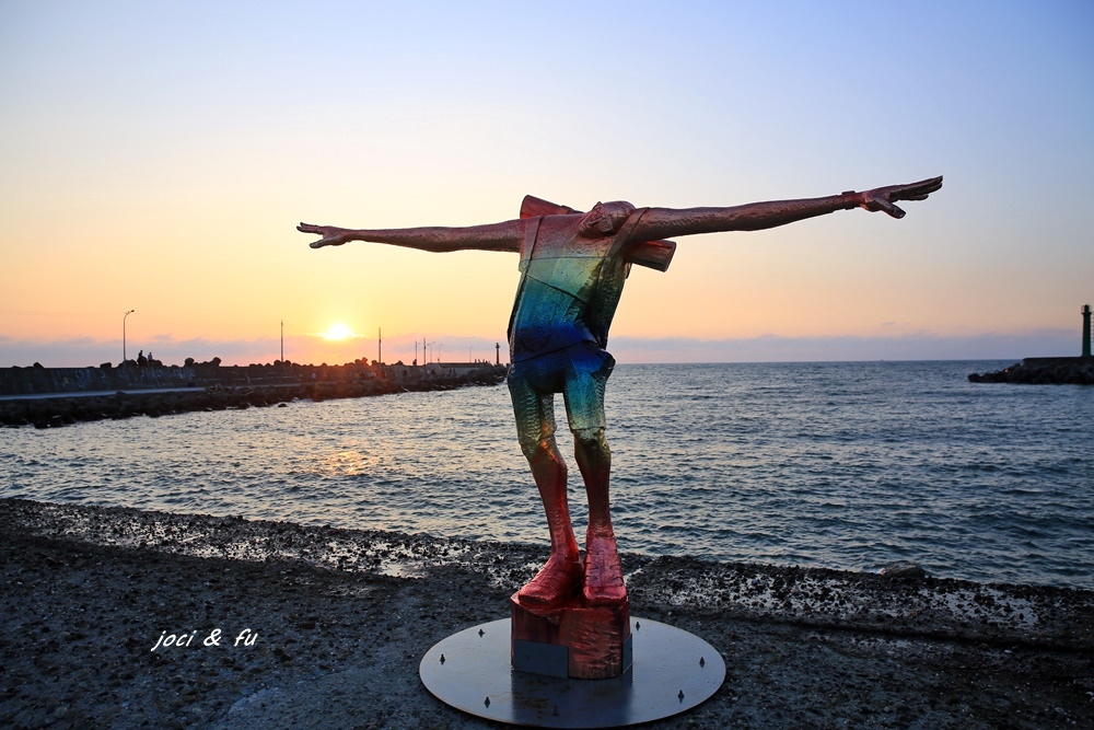 彌陀漁港「旅途之海」 日本藝術家阿部乳坊特展五大作品，夕陽下