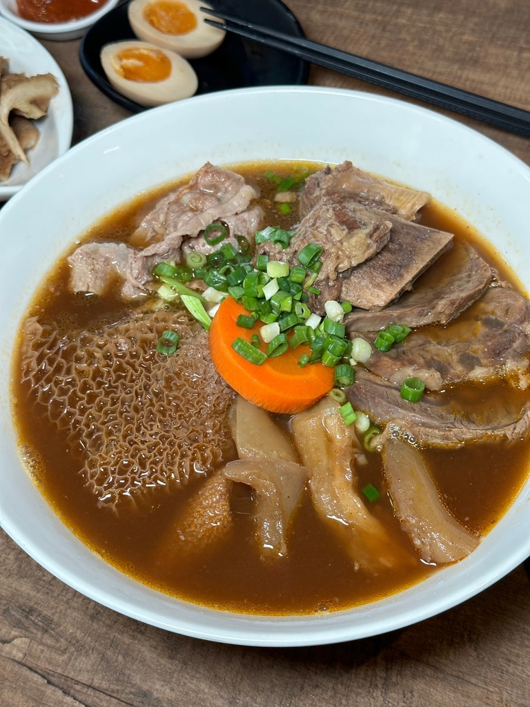 《台北食記》牛莊園牛肉麵｜蔬果熬煮精華湯頭｜濃郁湯頭喝了會愛