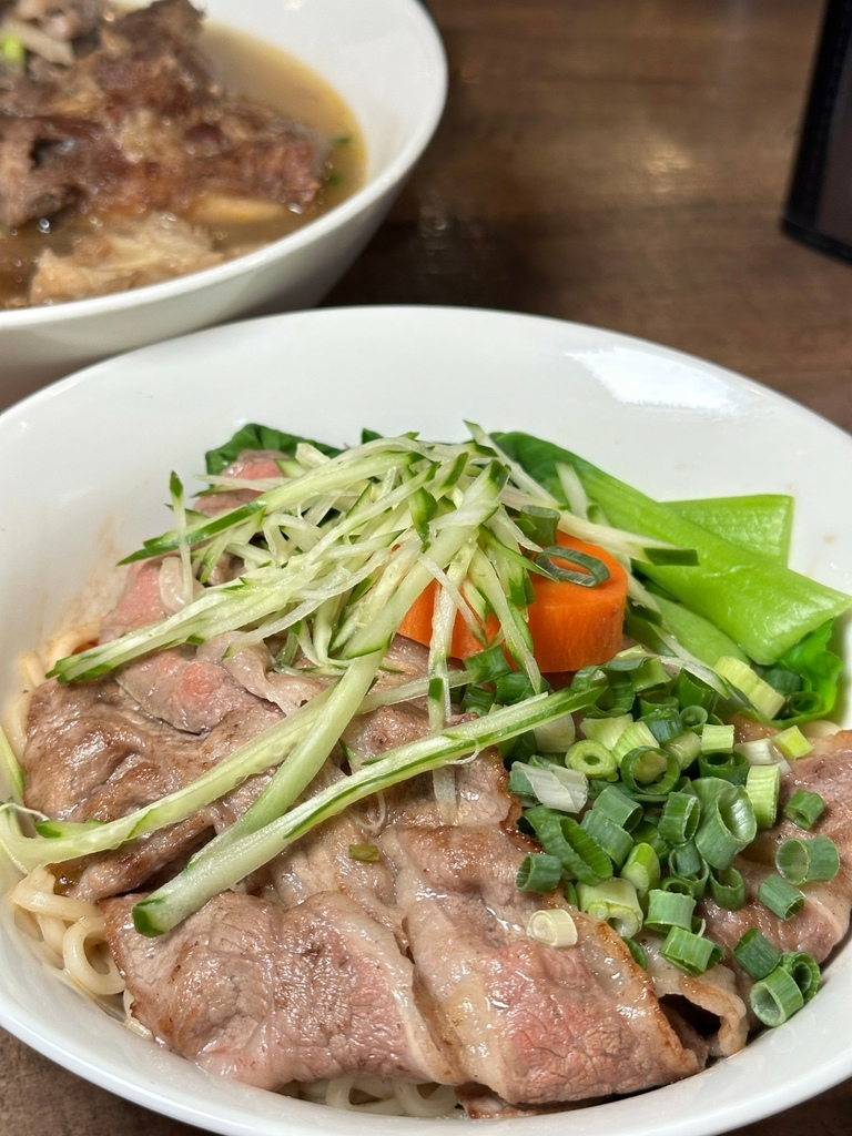 《台北食記》牛莊園牛肉麵｜蔬果熬煮精華湯頭｜濃郁湯頭喝了會愛