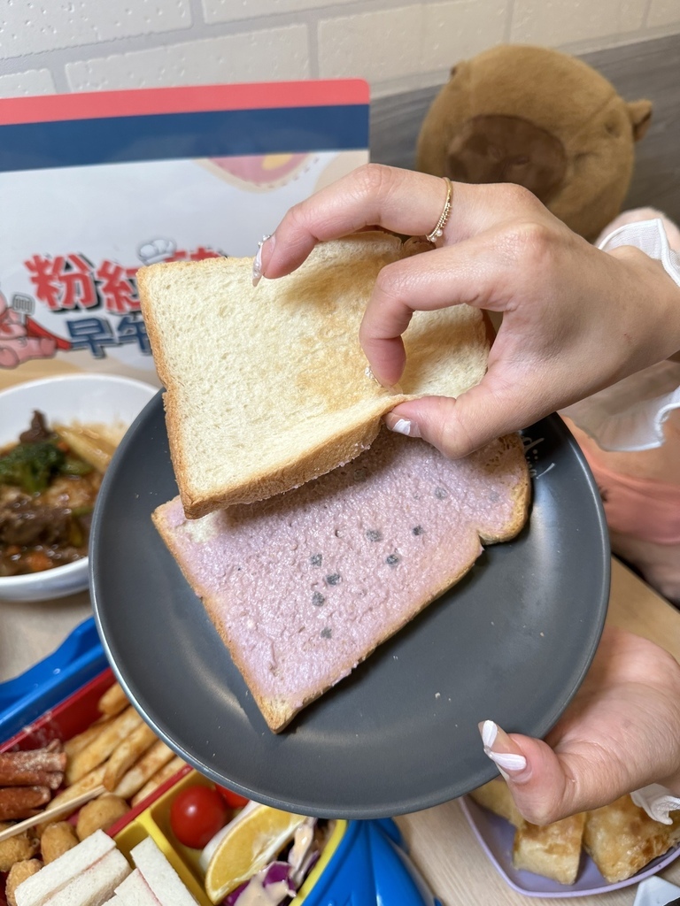 《桃園食記》粉紅豬早午餐｜美式脆皮堡 x 3.5盎司的超厚牛