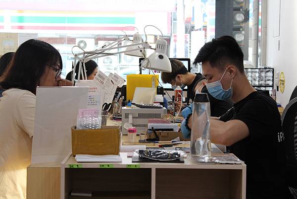 分享 台中雷神快修iphone現場專業維修 逢甲iphone維修推薦 Iphone換電池 換螢幕 包膜推薦 安妮的日記annie S Diary 痞客邦