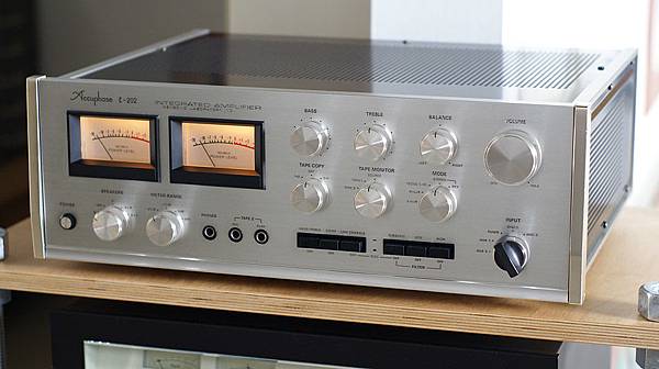 ACCUPHASE E-202.jpg