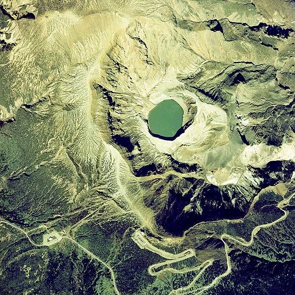 800px-Aerial_photo_of_Okama,_the_crater_lake_of_Mt._Zaō_in_1976