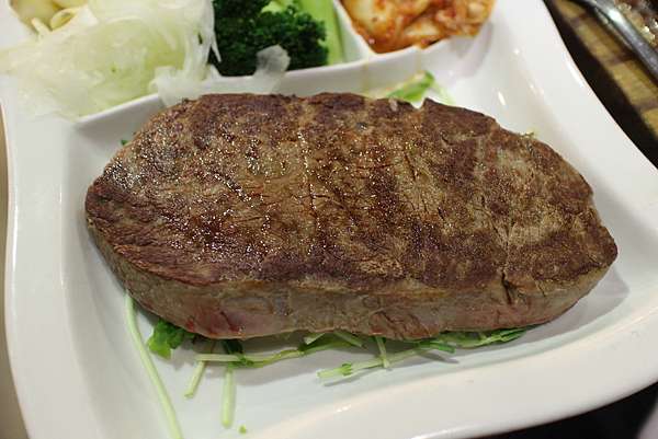 饗厚牛排 輔大店 岩燒吃法想吃幾分熟就吃幾分熟up To You還有壽星優惠 文末附eatme食我優惠 Susan的食旅札記