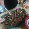 石板烤牛肉(這是大家即將行凶前的照片...馬上一掃而空)