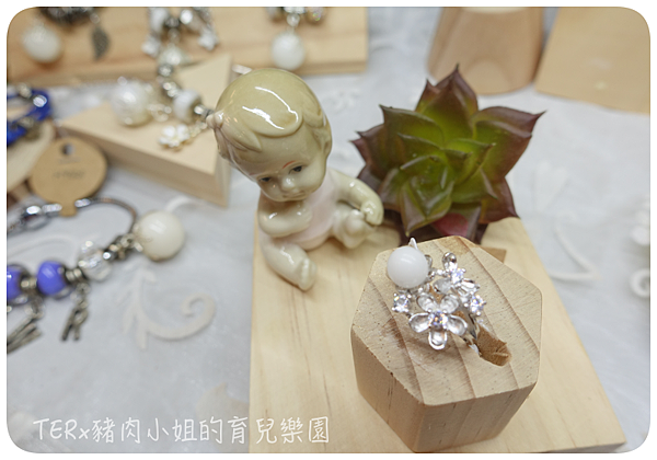 固體 花朵鋯石戒指實拍.png 固體 花朵鋯石戒指實拍.png