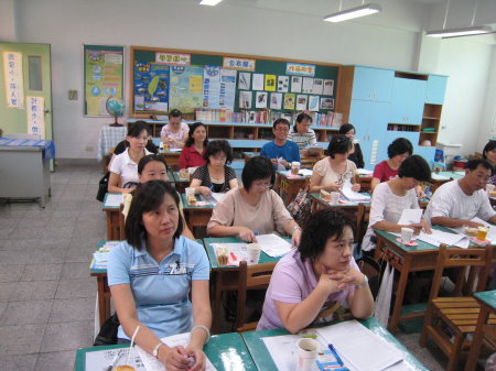 前面兩個,左是啟瑞媽媽,右是佳蔆媽媽,..我好怕在路上叫不出人