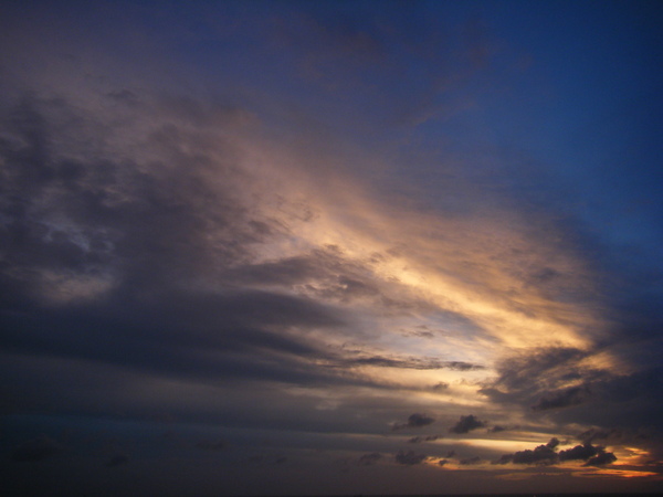 颱風剛經過的夕陽彩霞