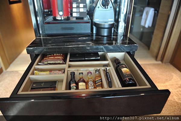 麗思卡爾頓酒店 (The Ritz-Carlton) 豪華海景房 (Deluxe Harbour) mini bar