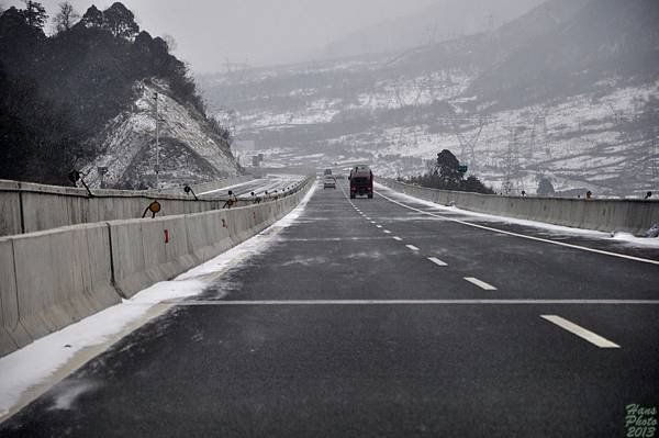 路上漂著雪,還好沒化