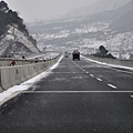 路上漂著雪,還好沒化