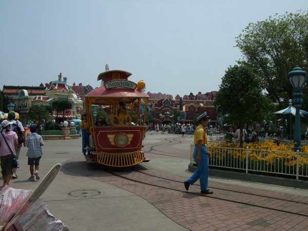 迪士尼園內的遊園車