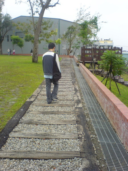 外婆走在地震公園的石階步道~有種穿越時空的感覺