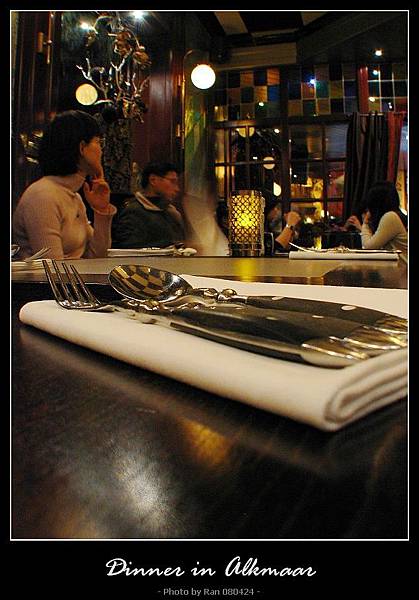 晚餐的餐廳，桌上擺的是LED燭光燈耶