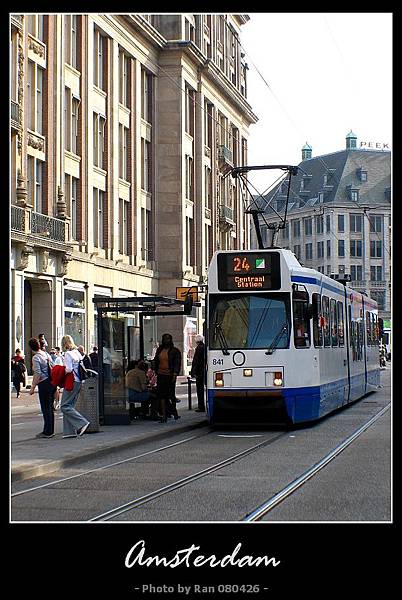 阿姆斯特丹很多路面電車，之後導遊也有帶我們坐一小段