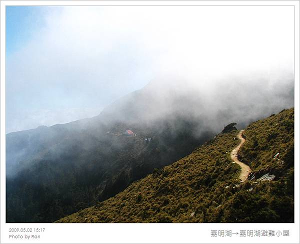 我們住的小屋還好遠…………