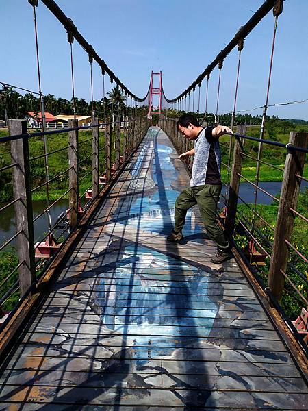 29屏東萬巒彩繪吊橋.jpg