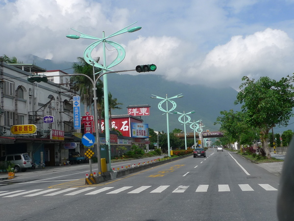 花蓮的路燈造形像兩條鰻魚交叉.