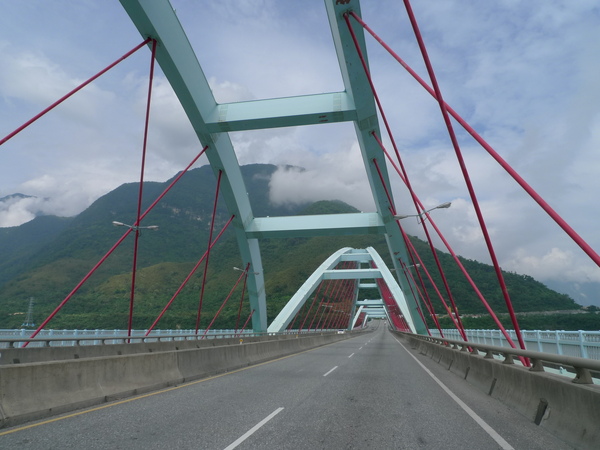 穿過連結大橋