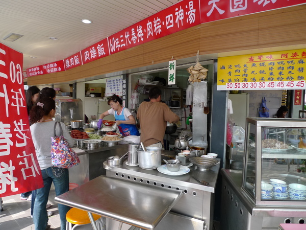 轉往洪佩說開很久的潤餅店去~