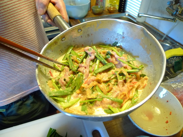 把泡菜肉絲韭菜和麵粉糊攪拌均勻