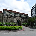 古老城門和現代咖啡店