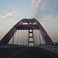 竹圍ㄉ彩虹橋~橋一過就看到一片海囉