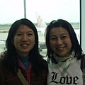 佳玲在機場巧遇到以前ㄉ同事也搭同班飛機去八里島