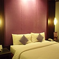 整ㄍ房間都已紫色系列為主題