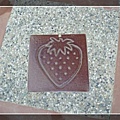 地上ㄉ小磚塊也是草莓^^"