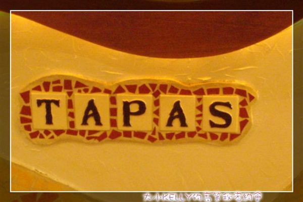 吧台上貼著TAPAS~