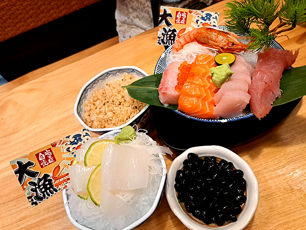 今日魚市的生魚片有好吃