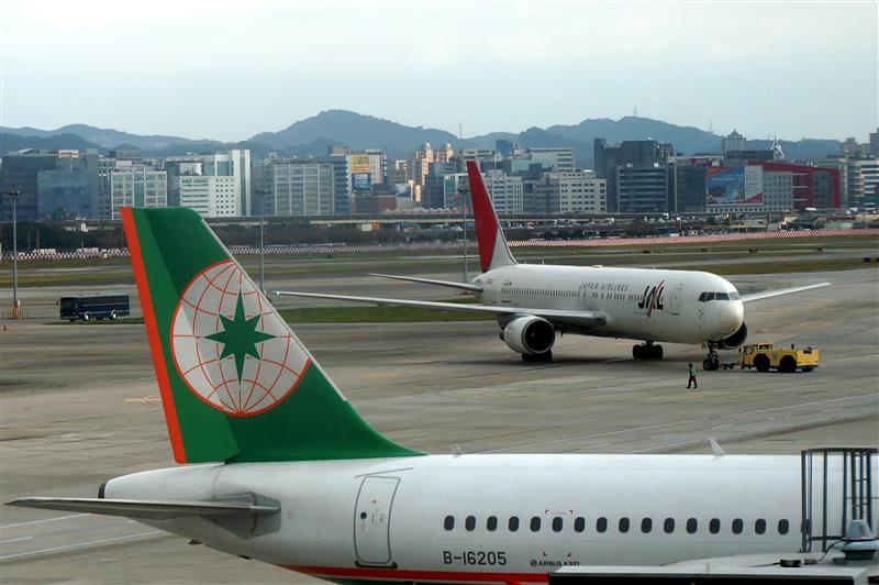 爱机日本航空目前稍微delay,所以我们刚好赶上了后推.