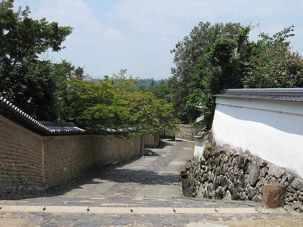 【門外漢的京都】提到：最美的牆景，莫非二月堂走下來，往大湯屋方向，下坡處的幾面院牆。