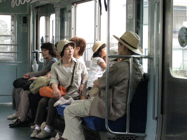 貧窮人做電車,其實就連天氣不好,也不少日本家族出遊