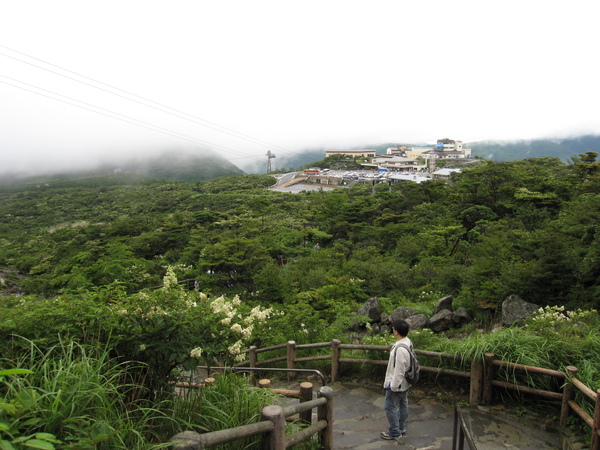 其實我不是在遠眺山景,我是腳在抖了,在休息...