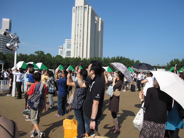 大家都在仰頭猛拍