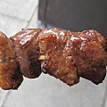 這個肉串的光澤好美！吃起來也是一樣很好吃喔！只是四塊小肉要價300￥